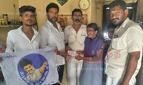 அரசு பள்ளி மாணவிகளுக்கு இலவச சீருடை