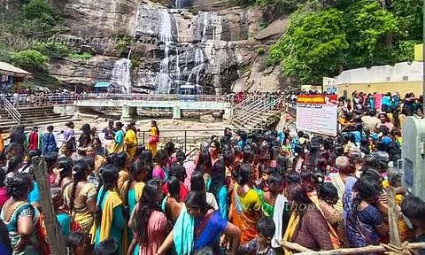 குற்றாலம் அருவிகளில் குவிந்தசுற்றுலா பயணிகள்; நீண்ட வரிசையில் நின்று குளித்தனர்