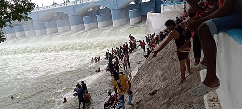 கல்லணையில் அலைமோதிய சுற்றுலா பயணிகள் கூட்டம்