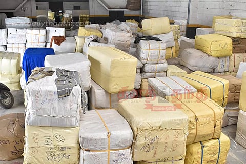 ஈரோட்டில் சுமை தூக்கும் தொழிலாளர்கள் 4-வது நாளாக வேலை நிறுத்தம்