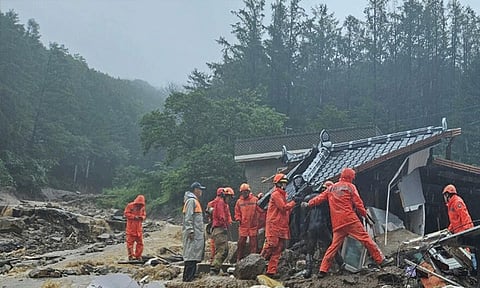 தென் கொரியாவில் தொடர்மழை: பலி எண்ணிக்கை 32 ஆக உயர்வு.! ரெயில் சேவைகள் நிறுத்தம்