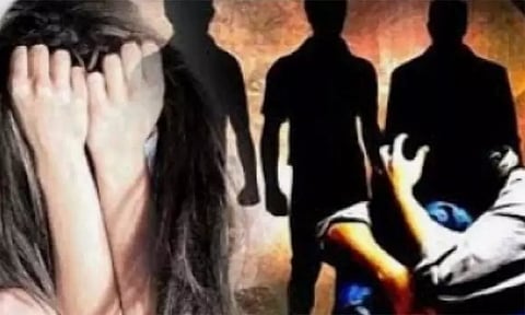 உடன் படிக்கும் சிறுமியின் சகோதரியை கூட்டு பாலியல் வன்கொடுமை செய்த பள்ளி மாணவர்கள் பா.ஜ.க. நிர்வாகி மகன் உள்பட 3 பேர் கைது