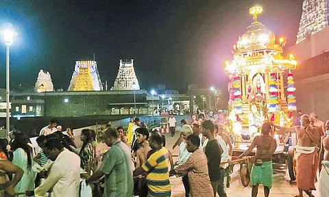 காஞ்சீபுரம் காமாட்சி அம்மன் கோவிலில் தங்கத்தேர் பவனி