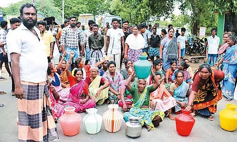 திருத்தணியில் குடிநீர் வழங்கக்கோரி காலிக்குடங்களுடன் பெண்கள் சாலைமறியல்