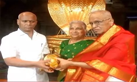திருப்பதி ஏழுமலையான் கோவிலுக்கு தங்கத்தில் அபிஷேக சங்கு, சக்கரம் வழங்கிய இன்ஃபோசிஸ் நிறுவன தலைவர்..!