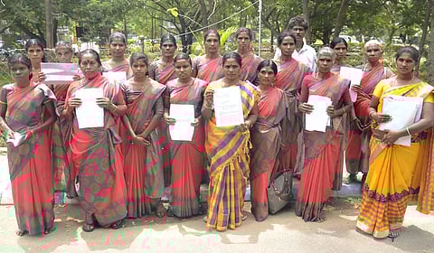 'சேதமடைந்த தார்சாலையை சீரமைக்க வேண்டும்'