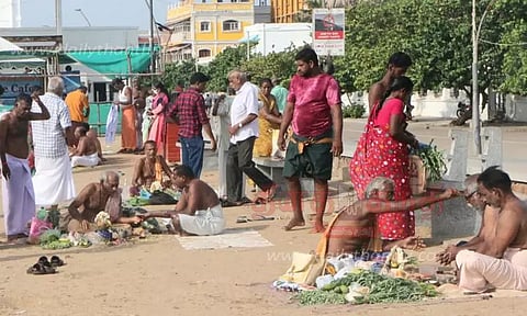 கடற்கரையில் முன்னோர்களுக்கு தர்ப்பணம்