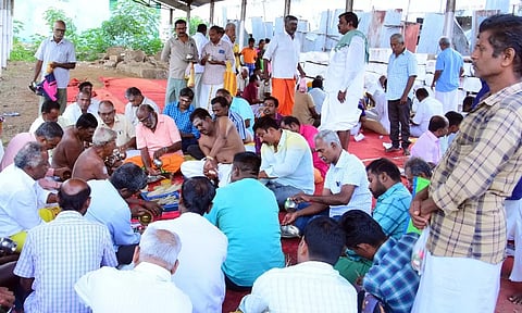 முன்னோர்களுக்கு தர்ப்பணம் கொடுத்த பொதுமக்கள்