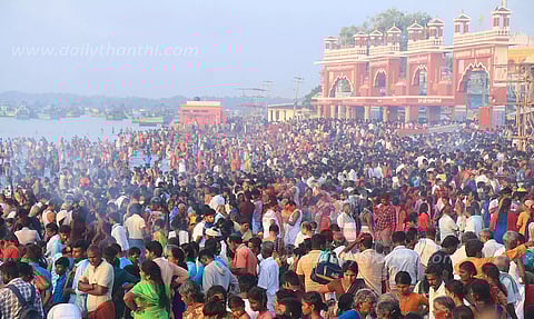 ராமேசுவரம் அக்னி தீர்த்த கடலில் பல்லாயிரக்கணக்கான பக்தர்கள் புனித நீராடினர்