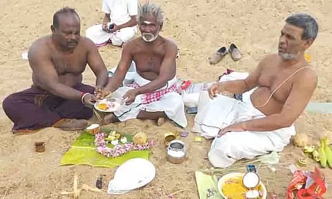 ஆடி அமாவாசையை முன்னிட்டு பொதுமக்கள் முன்னோர்களுக்கு தர்ப்பணம்