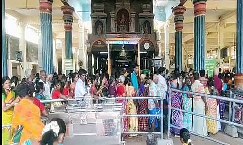 நீண்ட வரிசையில் காத்திருந்த பக்தர்கள்