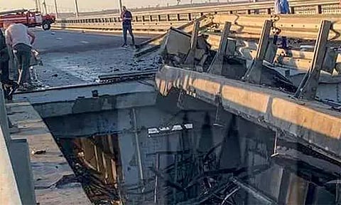 உக்ரைன்: கிரீமியாவின் பாலம் இடிந்து இருவர் பலியான சம்பவம் - பல மணி நேரம் போக்குவரத்து பாதிப்பு