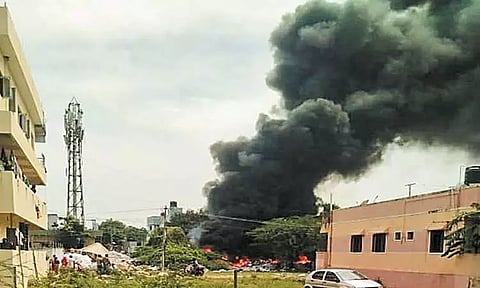 மாங்காடு அருகே பிளாஸ்டிக் பொருட்கள் தீப்பிடித்து எரிந்தது; வெப்பத்தால் 2 வீடுகளின் சுவரில் விரிசல்