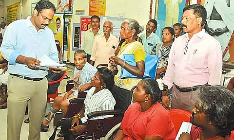 திருவள்ளூரில் மக்கள் குறைதீர்க்கும் நாள் கூட்டம் - மனுக்கள் மீது நடவடிக்கை எடுக்க அதிகாரிகளுக்கு கலெக்டர் உத்தரவு