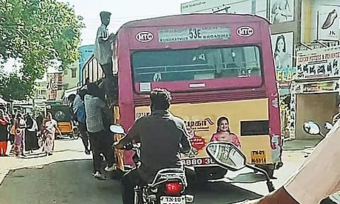 குன்றத்தூரில் அரசு பஸ்சில் பள்ளி மாணவர்கள் ஆபத்தான பயணம்