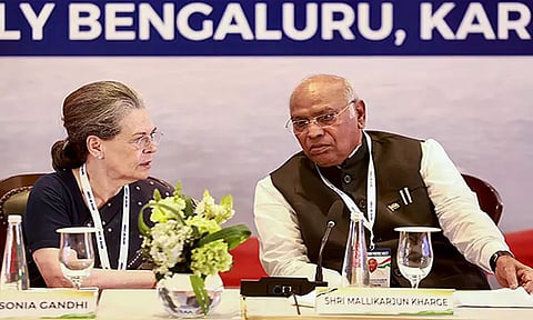 பா.ஜ.க. தேசிய தலைவர் மற்றும் பிற தலைவர்கள் பழைய கூட்டணியினரை தேடி ஓடுகின்றனர்; எதிர்க்கட்சிகள் கூட்டத்தில் கார்கே பேச்சு