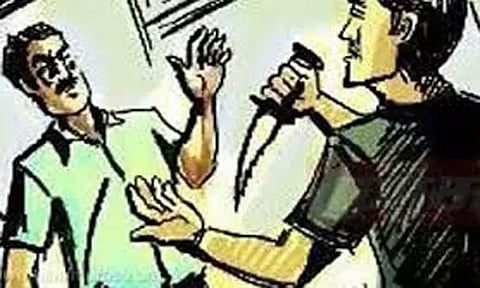 கழுகுமலை அருகே தொழிலாளிக்கு கத்திக்குத்து