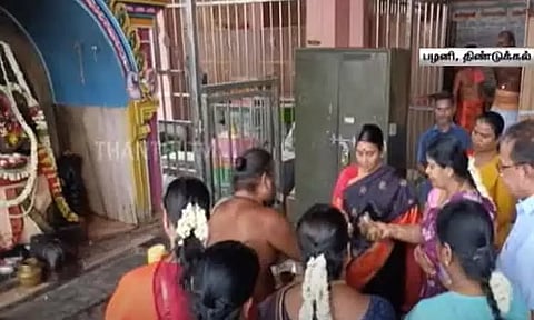 பழனி முருகன் கோவிலில் துர்கா ஸ்டாலின் சாமி தரிசனம்