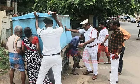 சாலையோர ஆக்கிரமிப்பு கடைகள் அகற்றம்