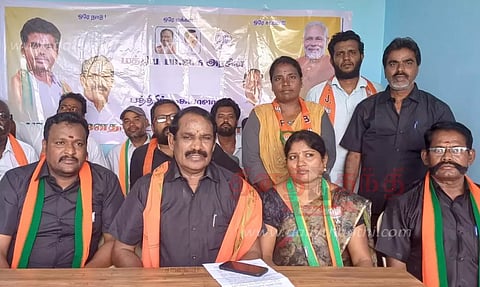 கர்நாடகாவில் மேகதாது அணை கட்ட எதிர்ப்பு தெரிவித்து கருப்பு சட்டை அணிந்து வந்த பா.ஜ.க.வினர்