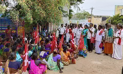 விவசாய தொழிலாளர்கள் சங்கத்தினர் காத்திருப்பு போராட்டம்