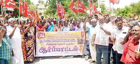 ஈரோட்டில்கட்டுமான தொழிலாளர்கள் ஆர்ப்பாட்டம்