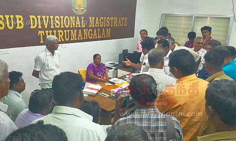 கப்பலூர் சுங்கச்சாவடியை அகற்ற கோரிக்கை -கோட்டாட்சியர் தலைமையில் பேச்சுவார்த்தை வாகன ஓட்டிகள்-அலுவலர்கள் வாக்குவாதம்