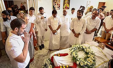 கேரள முன்னாள் முதல்-மந்திரி உம்மன்சாண்டி மரணம் : நாளை உடல் அடக்கம்