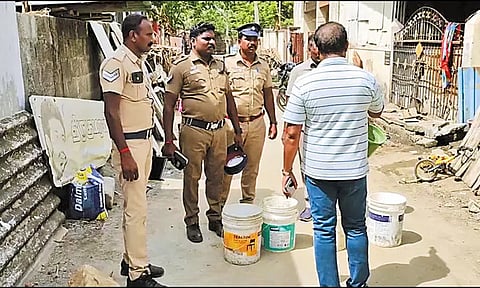 நிலம் விற்ற பணத்தை தராததால் ஆத்திரம்: தந்தையை குறிவைத்து வெடிகுண்டுகளை வீசிய வாலிபர்