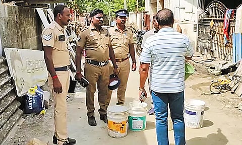 நிலம் விற்ற பணத்தை தராததால் ஆத்திரம்: தந்தையை குறிவைத்து வெடிகுண்டுகளை வீசிய வாலிபர் - 2 பேர் படுகாயம்