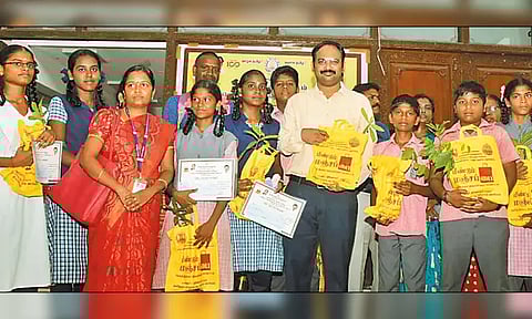 திருவள்ளூர் கலெக்டர் அலுவலக வளாகத்தில் தமிழ்நாடு நாள் விழா நிகழ்ச்சி - கலெக்டர் தொடங்கி வைத்தார்