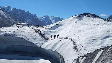 சியாச்சின் பனிமலையில் திடீர் துப்பாக்கி சூடு: ராணுவ அதிகாரி உயிரிழப்பு; 3 வீரர்கள் காயம்