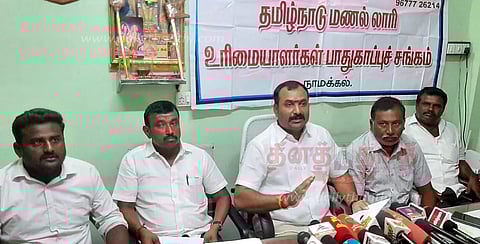 மணல் குவாரிகளில் முறைகேடு:தமிழக அரசுக்கு ரூ.4,500 கோடி இழப்புலாரி உரிமையாளர்கள் பாதுகாப்பு சங்கம் குற்றச்சாட்டு