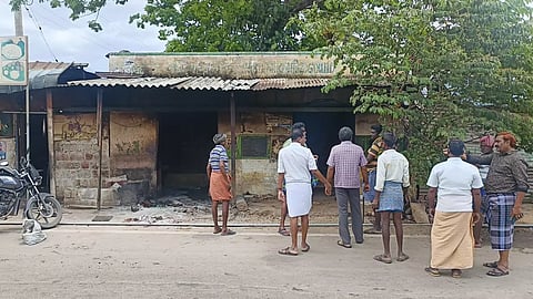 பயணிகள் நிழற்குடையில் இருந்த ஆக்கிரமிப்புகள் அகற்றம்