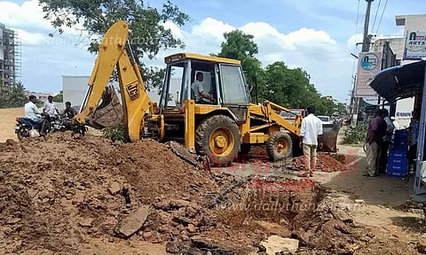 குடிநீர் குழாய் பதிக்க பள்ளம் தோண்டும் பணி