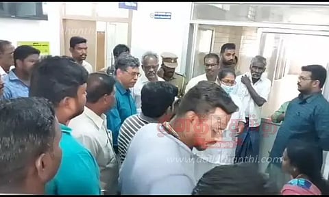 அரசு ஆரம்ப சுகாதார நிலையத்தை உறவினர்கள் முற்றுகையால் பரபரப்பு