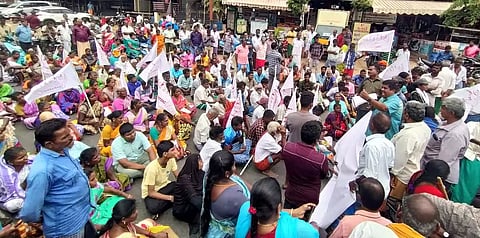 போலீசை கண்டித்து மாற்றுத்திறனாளிகள் மறியல்