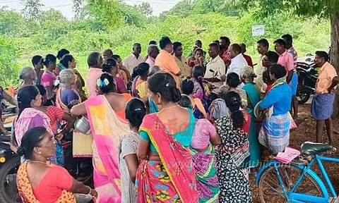 பெண் தொழிலாளர்கள் சாலை மறியல் முயற்சி