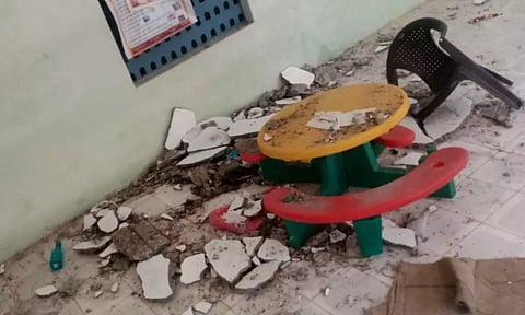 அங்கன்வாடி மேற்கூரை இடிந்து விழுந்து குழந்தை உள்பட 3 பேர் காயம்