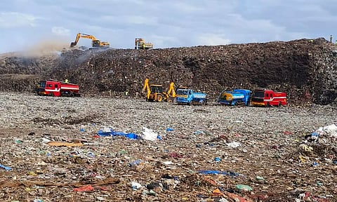 அரியமங்கலம் குப்பை கிடங்கில் 2-வது நாளாக பற்றி எரிந்த தீ