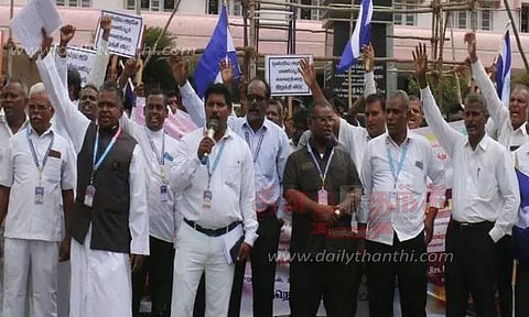 கிறிஸ்தவர்கள் முன்னேற்ற சங்கத்தினர் ஆர்ப்பாட்டம்