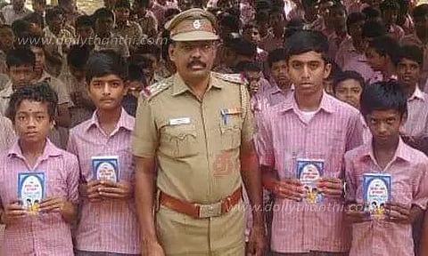 சத்தியமங்கலத்தில் கீழே கிடந்த ரூ.1,000-த்தை எடுத்துபோலீசில் ஒப்படைத்த மாணவர்கள்