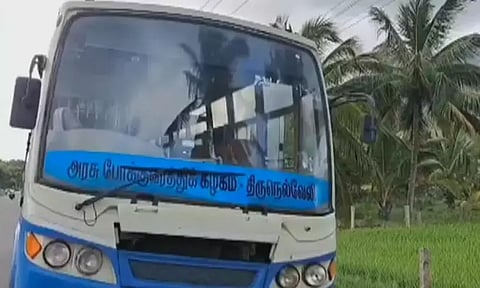 பிரேக் பழுதானதாக கூறி அரசு பஸ்சை வட்டார போக்குவரத்து அதிகாரியிடம் ஒப்படைத்த டிரைவர் பணி இடைநீக்கம்