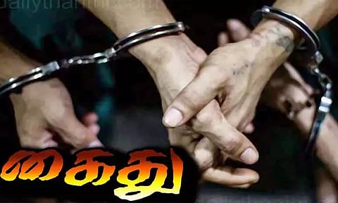 அபாய சங்கிலியை பிடித்து இழுத்து கடற்கரை ரெயில் நிலையத்தில் கல்லூரி மாணவர்கள் அட்டகாசம் - 3 பேர் கைது