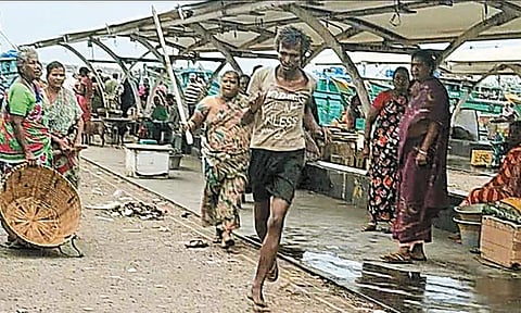 காசிமேடு மார்க்கெட்டில் ஆபாசமாக பேசிய வாலிபரை ஓட ஓட விரட்டி தாக்கிய பெண்கள் - சமூக வலைதளங்களில் வீடியோ வைரல்