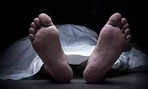 சிங்கப்பெருமாள் கோவில் அருகே மரத்தில் தொங்கிய நிலையில் வாலிபர் பிணம் மீட்பு