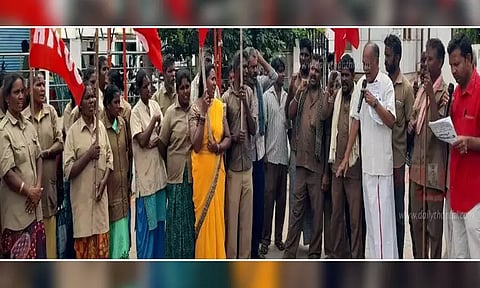 சத்தியமங்கலம் நகராட்சி அலுவலகம் முன்பு ஏ.ஐ.டி.யு.சி. தொழிற்சங்கத்தினர் ஆர்ப்பாட்டம்