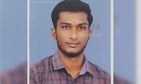 கந்தம்பாளையத்தில் சாலை தடுப்பில் மோட்டார் சைக்கிள் மோதி வாலிபர் பலி