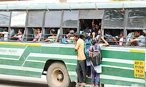 திருத்தணியில் பஸ்சில் பள்ளி மாணவிகள் ஆபத்தான முறையில் பயணம்; கூடுதல் பஸ்களை இயக்க பொதுமக்கள் கோரிக்கை