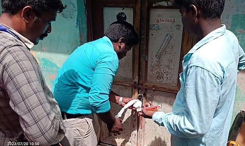 சிதம்பரத்தில் மடத்துக்கு சொந்தமான இடத்தைஆக்கிரமித்து கட்டப்பட்ட 14 வீடுகளுக்கு 'சீல்'மாற்று இடம் கேட்டு அதிகாரிகளுடன் பொதுமக்கள் வாக்குவாதத்தில் ஈடுபட்டதால் பரபரப்பு